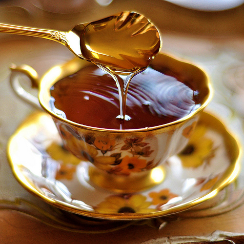 Infusão de mel para curar a dor de garganta