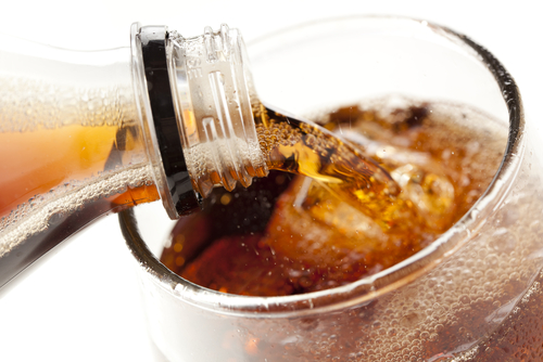 Refrigerantes podem causar inchaço abdominal