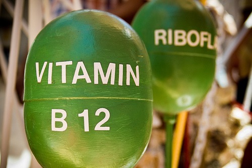 Deficiência de vitamina B12 pode causar dormência nas mãos