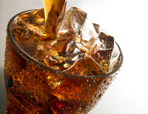 Ingerir bebidas gasosas como refrigerantes com cola pode prejudicar os ossos