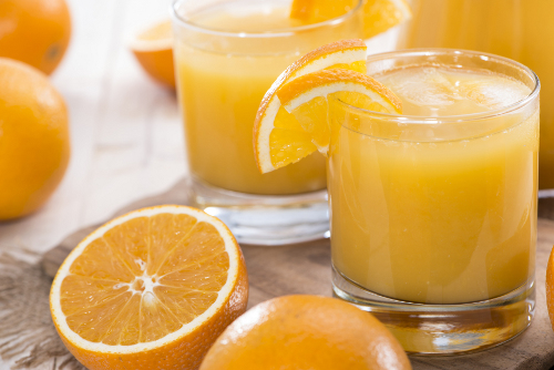 Suco de laranja possui muita vitamina c e cálcio o que faz muito bem a pele