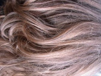 Cabelo tingido e danificado: como cuidar com remédios naturais