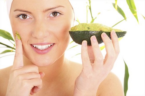 Máscara de abacate para cuidar do cabelo tingido