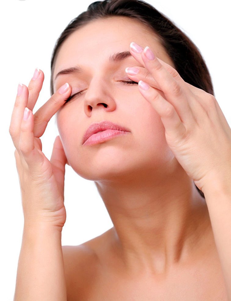 Use um creme para o contorno dos olhos para rejuvenescer a pele dessa região