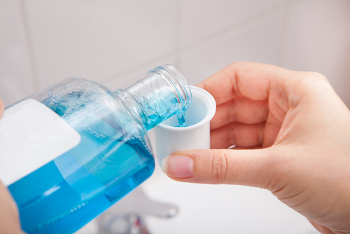 O enxaguante bucal é um dos mais eficientes removedores de placa bacteriana