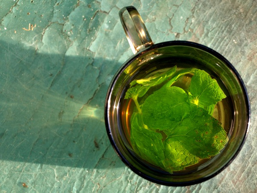 Chá de menta para eliminar as olheiras