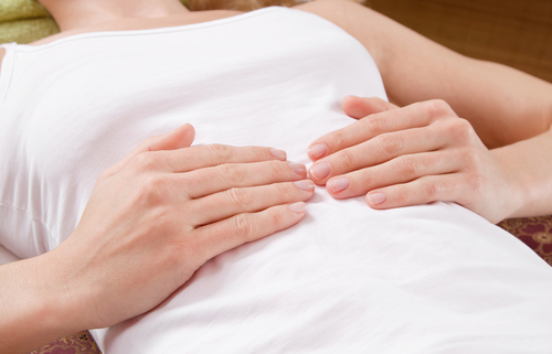 dor abdominal como um dos sintomas de problemas cardíacos nas mulheres