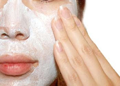 Exfoliação da pele do rosto para eliminar cravos
