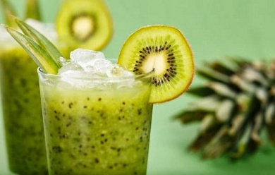Vitamina natural de alface e kiwi para perder peso
