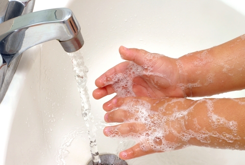Lavar as mãos está entre os bons hábitos para viver mais
