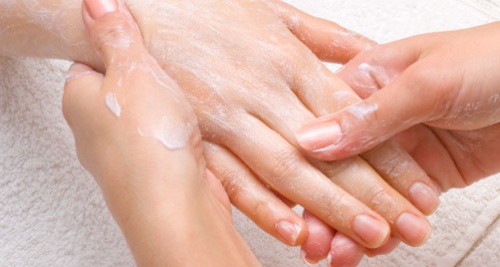 Massagem para eliminar manchas nas mãos