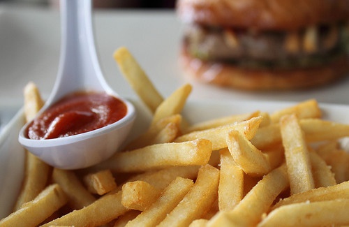 Como fazer batatas fritas mais saudáveis e rápidas?