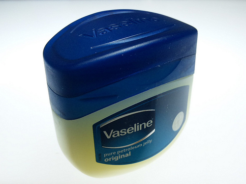 uso da vaselina para cuidar da saúde e dos aspectos estéticos