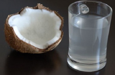 Os benefícios do consumo de água de coco natural