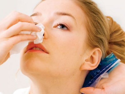 Mulher com sangramento nasal