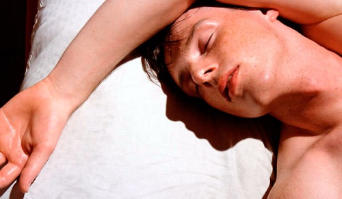 É normal suar enquanto dormimos? É normal suar enquanto dormimos?