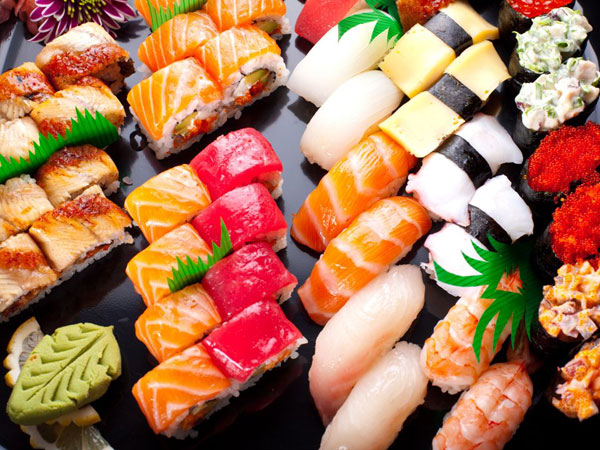 alimentos como sushi que possuem maionese e condimentos são calóricos e fazem mal a saúde