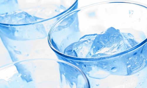 É ruim beber água gelada?