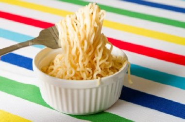 Os perigos de comer macarrão e sopa instantâneos