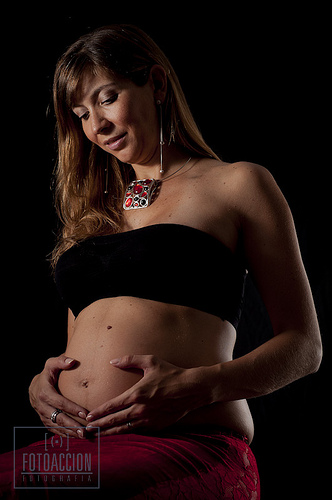 Mulher pensando em como aumentar a fertilidade