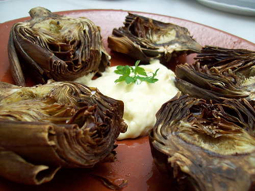 Alcachofras grelhadas com ovo ralado no jantar