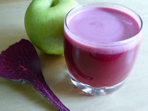 Suco com poder curativo de beterraba, maçã e cenoura Suco com poder curativo de beterraba, maçã e cenoura