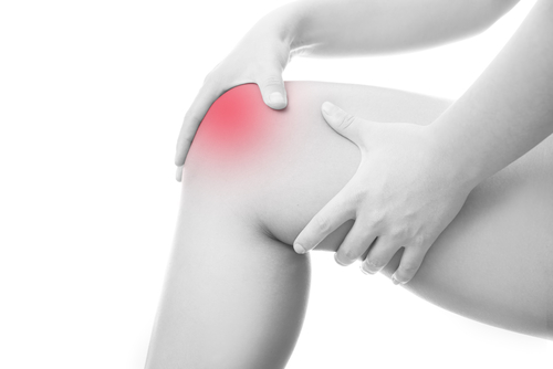 Pessoa com dores articulares no joelho
