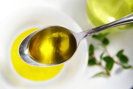 Azeite de oliva e limão em colher