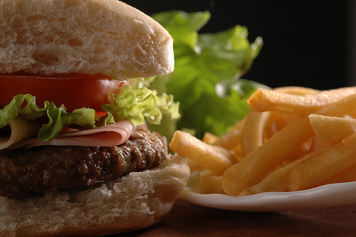 Não está perdendo peso? Cuidado com a má alimentação e o consumo de fast-food
