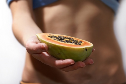 O mamão é um grande anti-inflamatório para ter uma barriga lisa