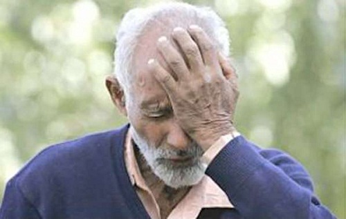 Senhor sofrendo para melhorar a memória