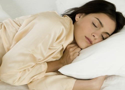 Benefícios de dormir do lado esquerdo do corpo