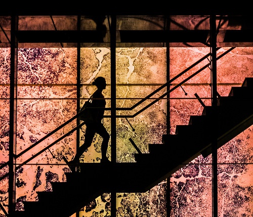 Mulher subindo escadas