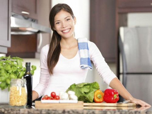 mulher-com-verduras