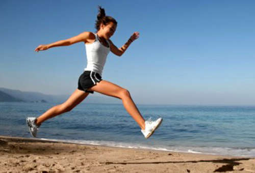 mulher-esporte-correr-praia-respositório-500x340