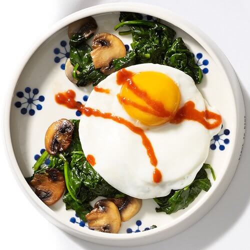 Comer ovos com espinafre no café da manhã pode te ajudar a perder peso