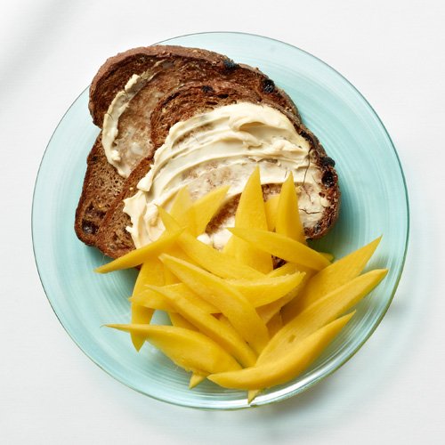 Pão torrado com manga é uma opção de café da manhã que pode te ajudar a perder peso