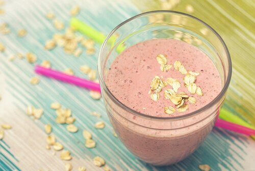 O shake de aveia, banana e morango é uma opção de café da manhã que pode te ajudar a perder peso