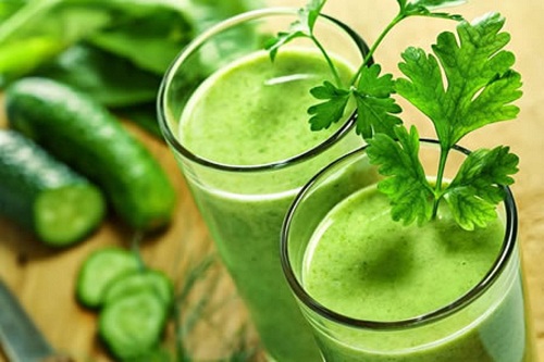 Café da manhã com suco verde detox