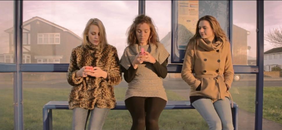 Mulheres usando o celular e conversando sobre não dormir perto do celular