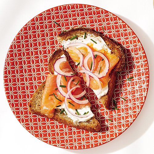 A torrada com salmão defumado é uma opção de café da manhã que pode te ajudar a perder peso