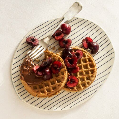 Waffles com cereja e chocolate é uma opção de café da manhã que pode te ajudar a perder peso