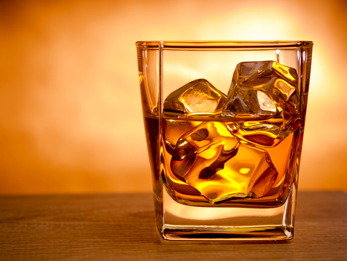 Evite o consumo de álcool para reduzir o ronco