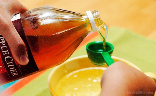 O vinagre de maçã, assim como o bicarbonato de sódio, pode ajudar a alcalinizar o corpo