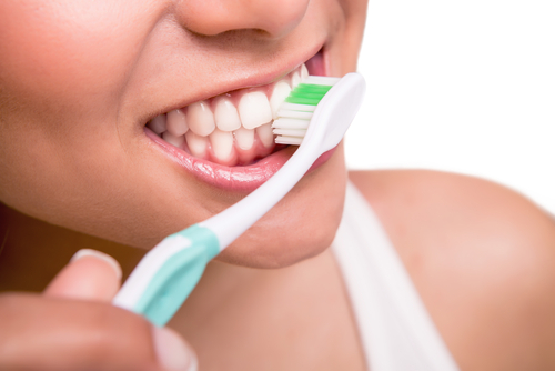 Higienizar escova de dentes com água oxigenada