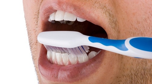 Escovar os dentes para evitar a forte dor de dente
