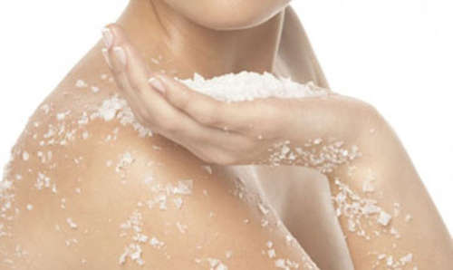 Esfoliar corretamente a pele para evitar flacidez