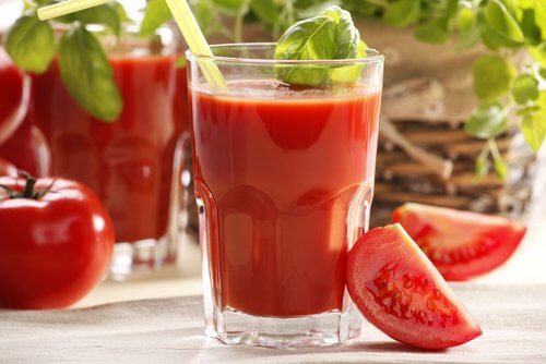 O suco de tomate pode ajudar a reduzir inflamações