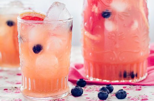 Suco de toranja e mirtilos