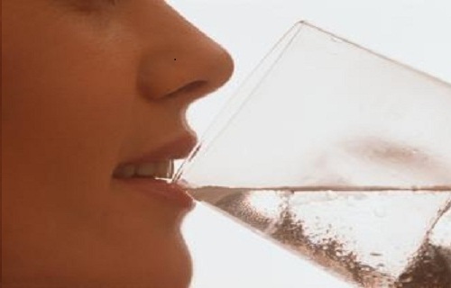 O perigo de beber água gelada após as refeições